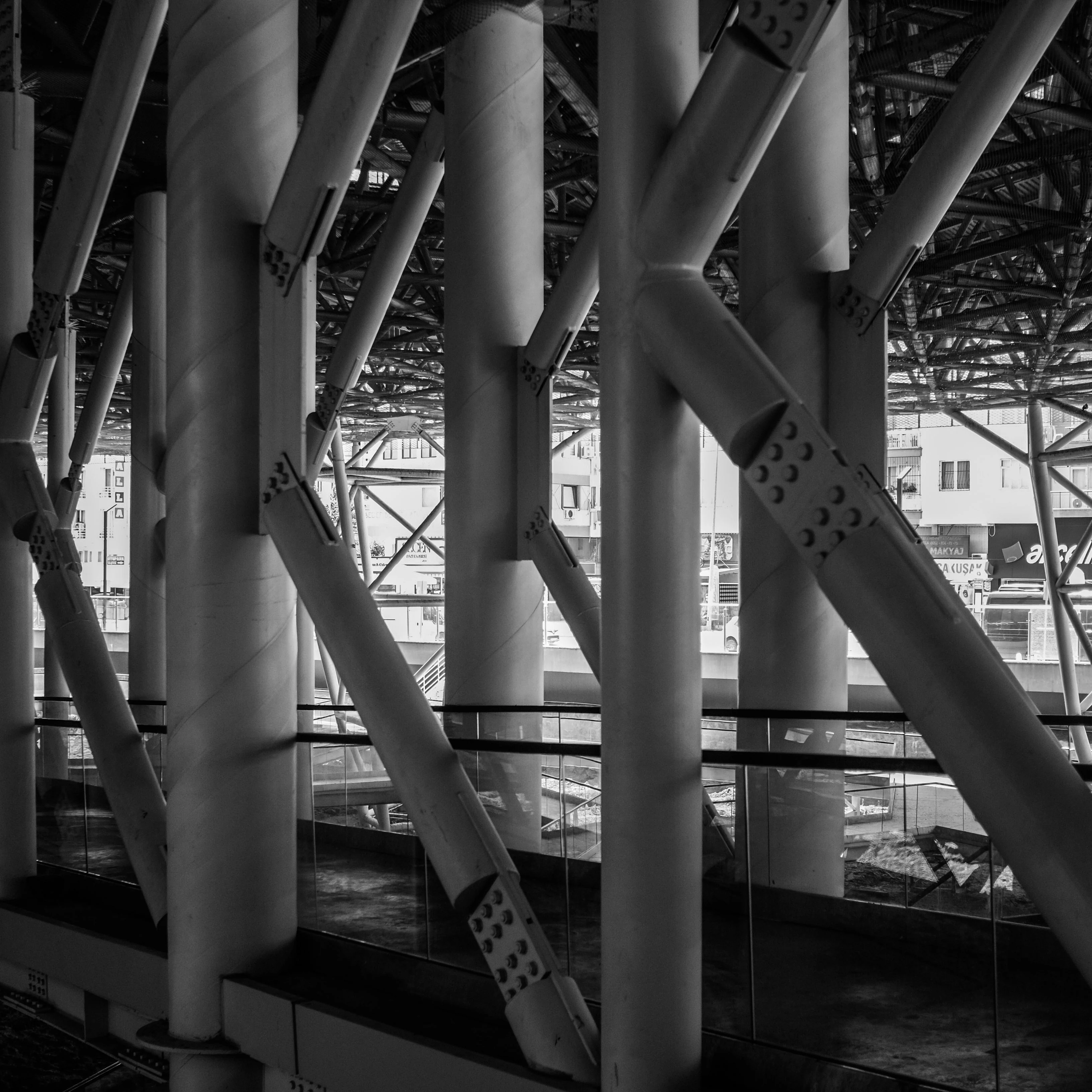 Ligações parafusadas e diagonais tubulares em primeiro plano. Fotografia originalmente em preto e branco. Fotografia de referência.