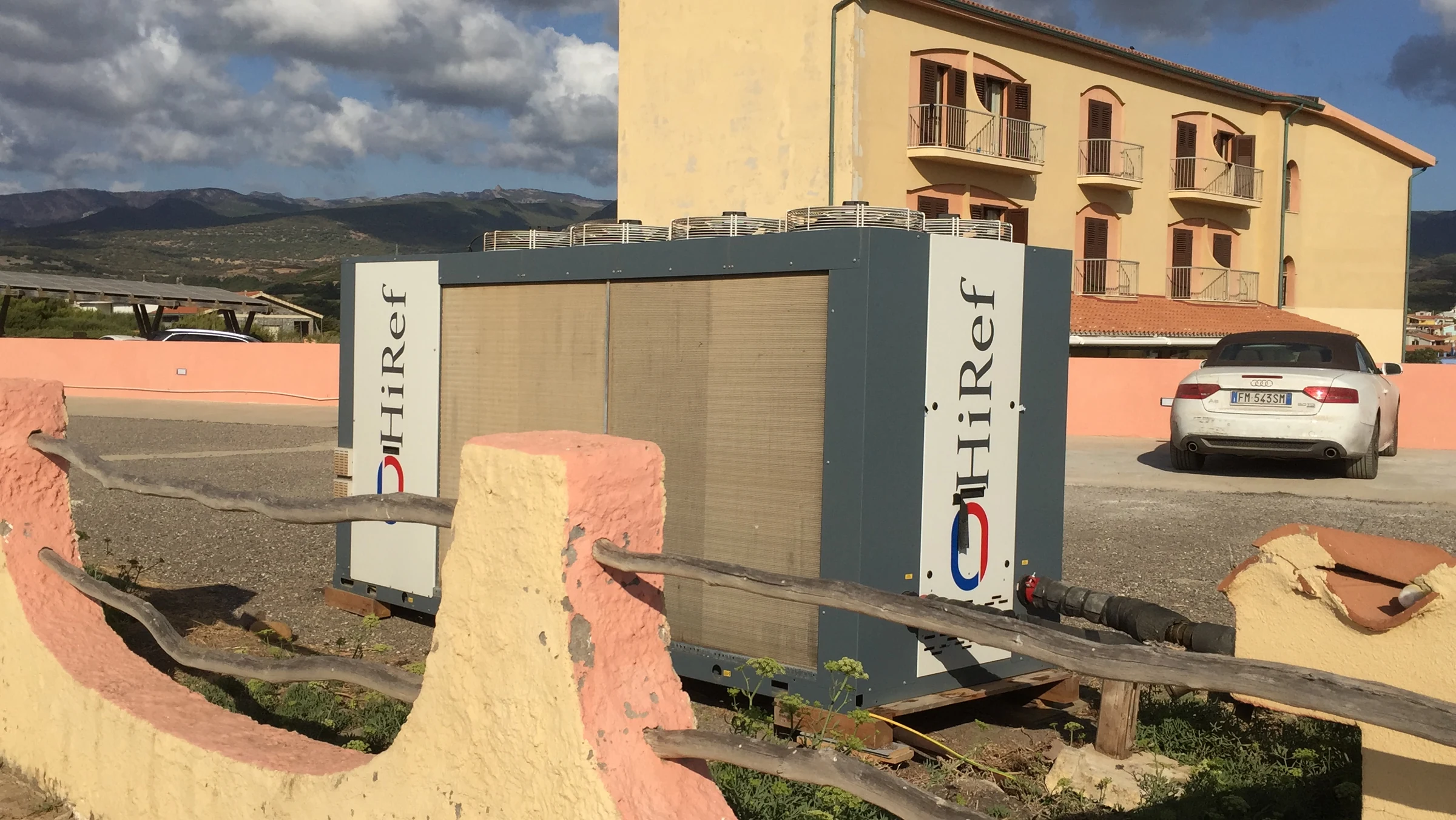 Chiller instalado em hotel na Itália; fotografia de referência
