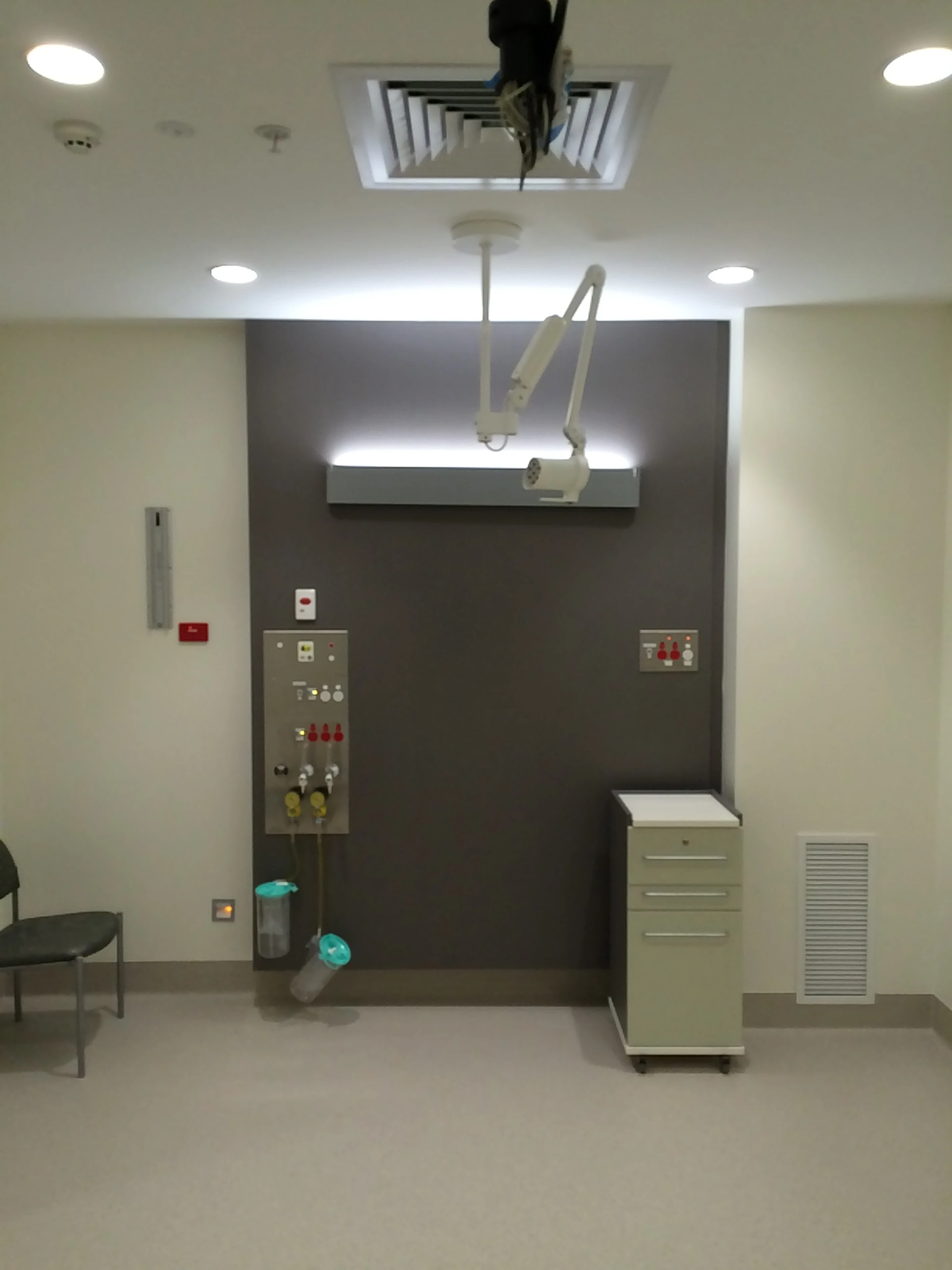 Sala individual de isolamento com painel de gases medicinais e terminais de distribuição de ar
