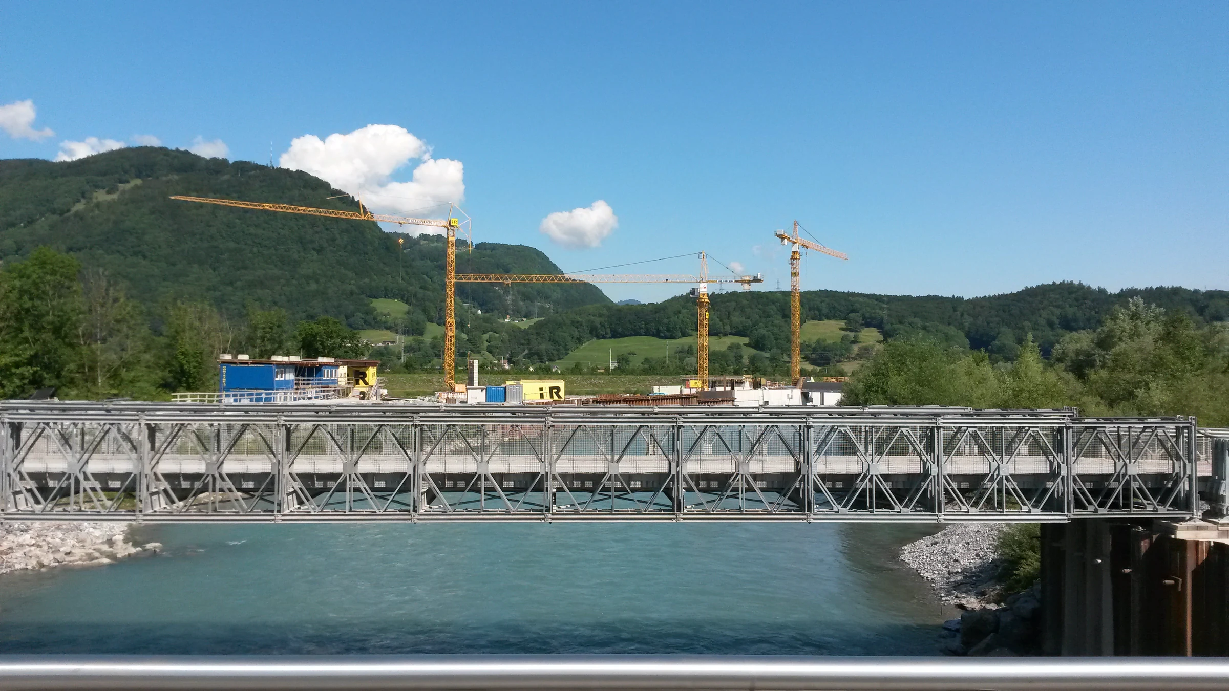 Diagonais de contraventamento em ponte provisória de construção; exemplo de estabilidade estrutural